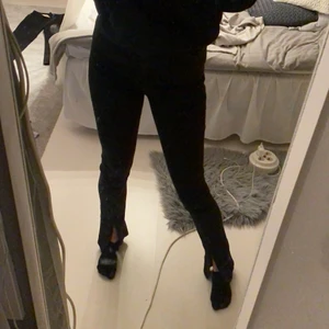 Svarta jeans med slits - Snygga långa jeans från gina tricot med slits där nere dom är lång på mig som är 1.73cm (köparen står för frakt)