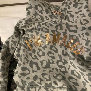 Hoodie - Fin Hoodie i militärmönster i storlek 157/164, passar som xs