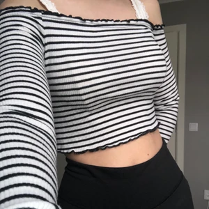 Randig croptop - Fin randig croptop från H&M i storlek XS, fint skick!!🖤🖤 