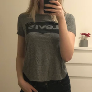 Levis t-shirt - En supersnygg levis t-shirt som tyvärr inte kommer till användning längre, varan är i superbra skick utan några defekter💗 Köparen står för frakten men fraktkostnaden kan variera!