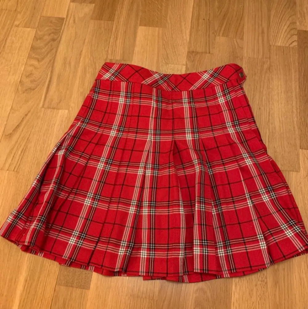 Jättesöt röd, rutig kjol från H&M❤️ Pris kan diskuteras!. Kjolar.