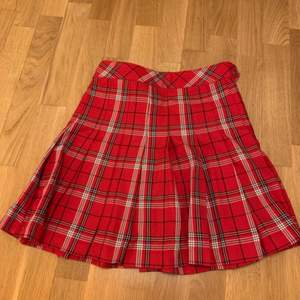 Jättesöt röd, rutig kjol från H&M❤️ Pris kan diskuteras!