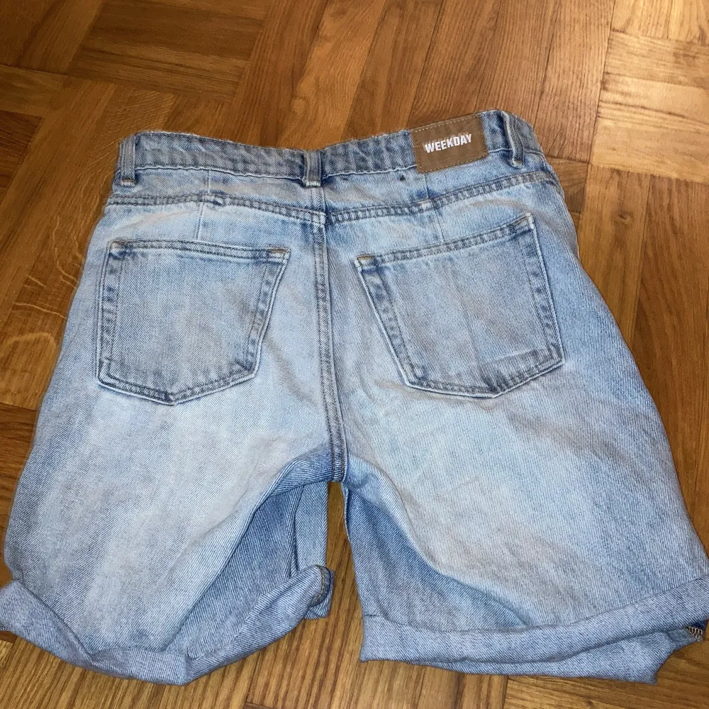 Avklippta Ace jeans från weekday i strl 25/32. Klippta precis ovanför knäna på mig som är 167. Färgen light blue 🥰. Shorts.