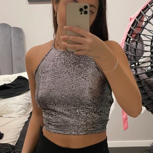 Fest topp - Fin fest topp ifrån monki med öppen rygg! Endast använd en gång och är därav i ett jättebra skick