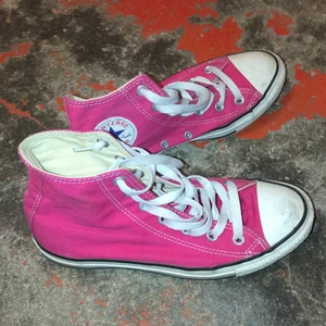 Rosa converse high tops - Rosa feta converse! I väldigt bra skick, bara lite skitiga.. inte lika "skrikiga" som på bilderna. Passar 39-40