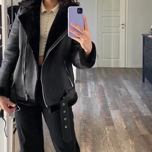 jacka - Säljer denna fina jacka då den tyvär inte kommer till användning. Storlek s. Märket pieces, köpt på Nelly för ca 900kr. Säljer för 450kr exklusive frakt.