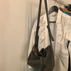 väska  - Säljer denna jättesöta väska! Köpt här från Plick men då den tyvärr inte kommer till användning längre så väljer jag att sälja den 🌸 Om många blir intresserade så blir det budgivning, eller köp direkt för 200kr 🤍