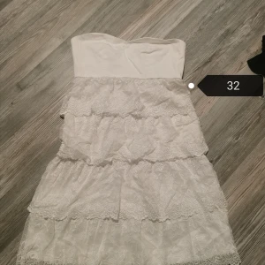 Klänning strl 32 - Möts upp eller skickas mot portokostnad samfraktar givetvis 🥰