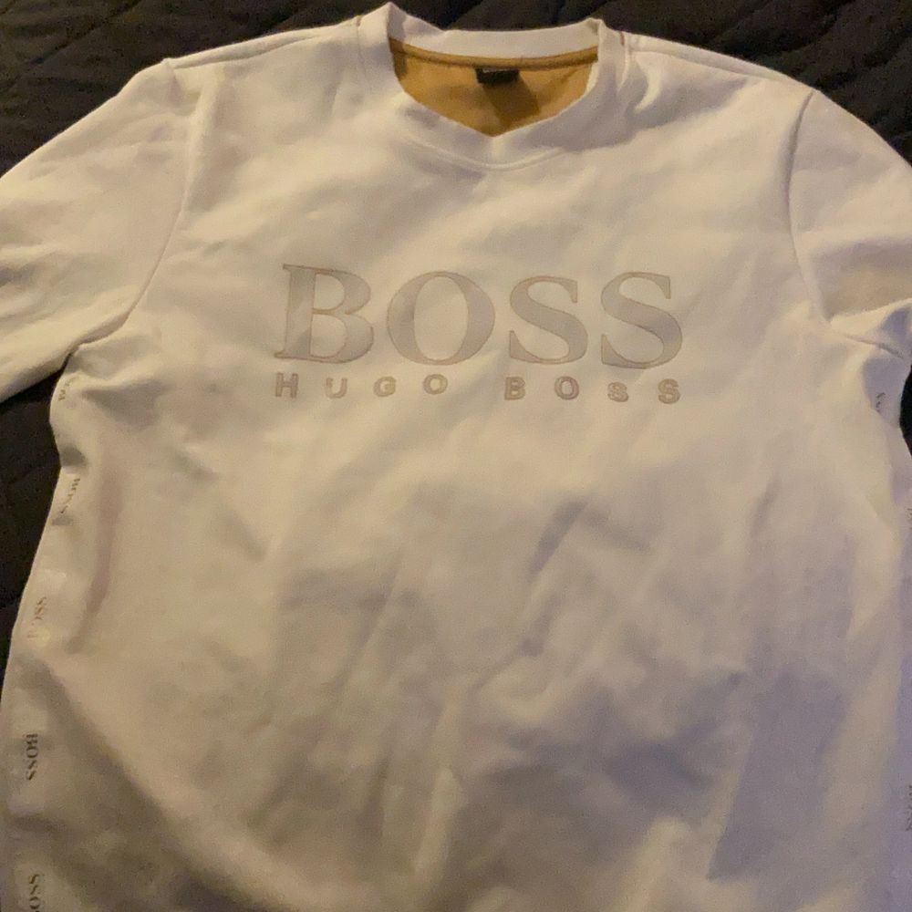Säljer mina Hugo boss tröjor då de aldrig kommer till användning. Kan släppa båda för 1000 annars 500 per tröja. Båda tröjorna är i storlek L. Tröjor & Koftor.