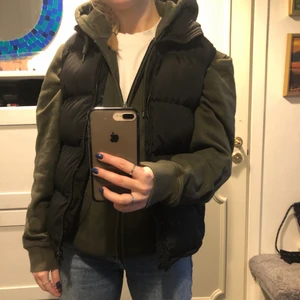 Dunväst - Svart dunväst från mckinley strl 158/164 men passar mig som brukar ha strl 36/S i dam. Finns även luva som går att sätta på, skriv för fler bilder!                                                             Lägger upp igen denna gång med budgivning då fler var intresserade. BUD: 150kr