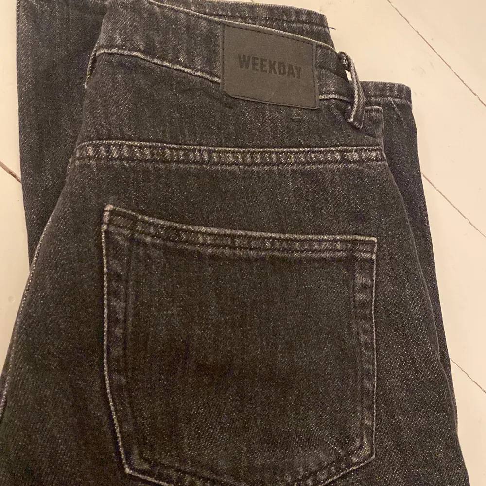 Stentvättade jeans från weekday. Modell rowe. Storlek 27/32. Jeans & Byxor.