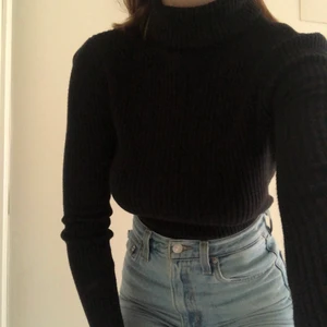 Ribbad svart polotröja i strl XS - Långärmad svart ribbad polotröja. Köparen står för frakt. 