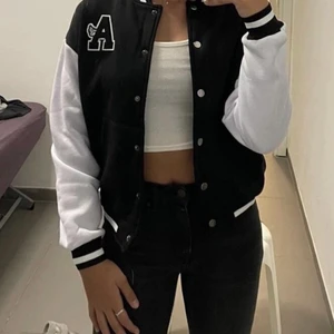 Snygg preppy jacka med knappar - Jackan är smått använd men inget som syns förutom att den är smått nopprig på armarna. Men annars är den i toppskick. Skriv om intresse eller flera bilder. (Lånad bild)