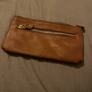 Plånbok  - Säljer en plånbok/liten väska. 