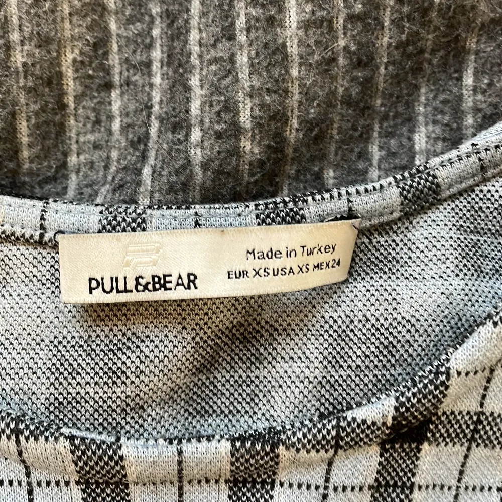 Ett linne från pull and beer den är i xs använd cirka ten gång bara för att testa💙💙 frakt blir endast 24 kr annars så kan jag mötas upp också❤️‍🔥. T-shirts.