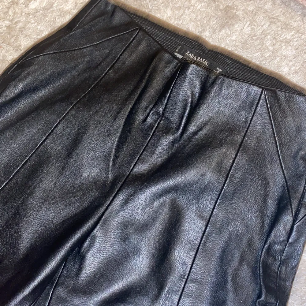 Ett par sjukt snygga svarta skinnbyxor från zara i storlek XS !! 🖤 200kr, 66kr frakt 📦 Skriv privat för intresse 🖤 . Jeans & Byxor.