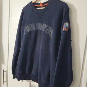 Parajumpers Tröja  - Parajumpers Tröja den är i nyskick Storlek L Finns i Malmö kan även frakta fast köparen står för frkaten  Dom ligger mellan 1400 och 2000 ny pris min pris är 650.