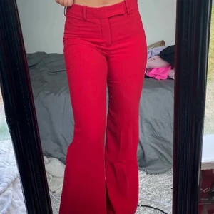 Kostym byxor  - Säljer ett par röda kostym byxor från Zara. Jättefint skick. 