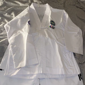 Taekwon-do - En dress för 800kr och nu säljer jag den för 150kr har ALLDRIG ANVÄNT DEN så den är inte smutsig eller trasig eller något annat så de är som om du köper i en butik där de ALLDRIG VARIT ANNVÄNDNA💗🤩