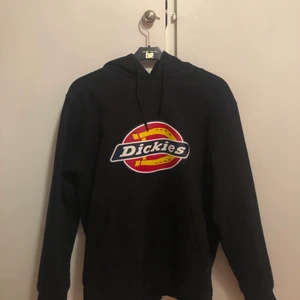 Dickies hoodie  - Super snygg Dickies hoodie som enbart använts 2-3 gånger🌸 storlek M☺️ skriv gärna vid frågor eller intresse💗
