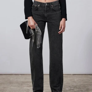 Zara mid Waist - Grå/svarta jeans från zara i modellen mid waist straight i storlek 34. Endast använda fåtal gånger. 💕