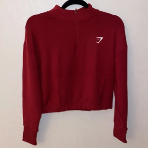 Gymshark  - Vinröd topp från gynshark, jätteskön och fin men vill hellre ha en hoodie så säljer denna! HELT OANVÄND!!! 