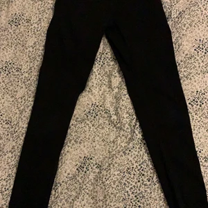 svarta skinny jeans😋⚡️❄️ - sköna lite stretchiga svarta jeans som är hållbara under vintern❤️ fint skick och har aldrig använts❄️❄️⚡️🎸 jättefin med en grå tröja också🤩