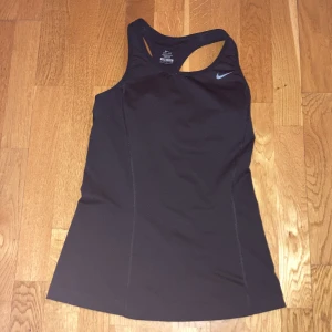 Nike sportlinne - Svart sportlinne från Nike i strl S.               Vid frågor är det bara att skriva!🥰  Nytvättad!