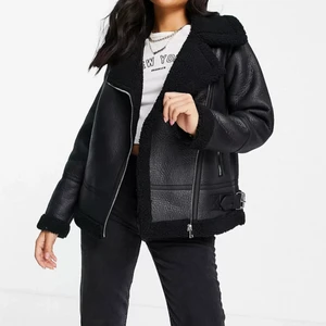 Helt ny snygg svart pilotjacka  - Helt oanvänd ”skinn”jacka, den är även fodrad så det funkar fint att ha den på vintern med en tjockare tröja under. Den är petite så den passar även för 38-42 skulle jag säga. Köpte den från Asos för 760kr och säljer den för endast 450kr då jag inte vill ha den kvar 🌸 den är jättefin men inte min stil. Inga skavanker eller någonting utan helt oanvänd. 🌸 (första bilden är lånad)