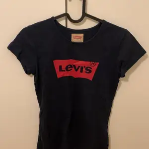 Levis tshirt i svart, stlk xs