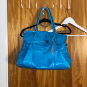 Turkos väska - Jättefin turkos väska. köpt på second hand, därav lite sliten💓