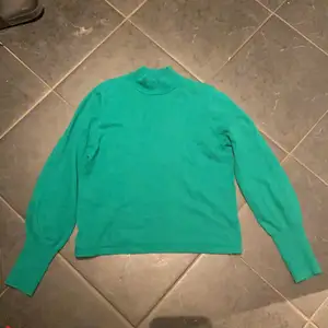 Säljer denna gröna stickade tröjan från Gina Tricot i strl M. Använd ett fåtal ggr, är i bra skick. Hör av dig om du är intresserad💕💕