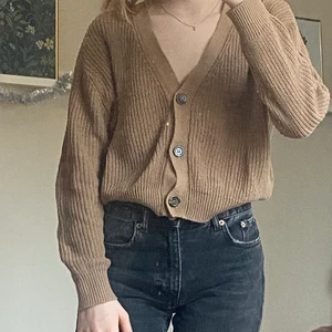 Skön stickad tröja/kofta  -  Uppknäppt eller stängd, jätte skön tröja/kofta. Mycket bra skick, sällan använd.