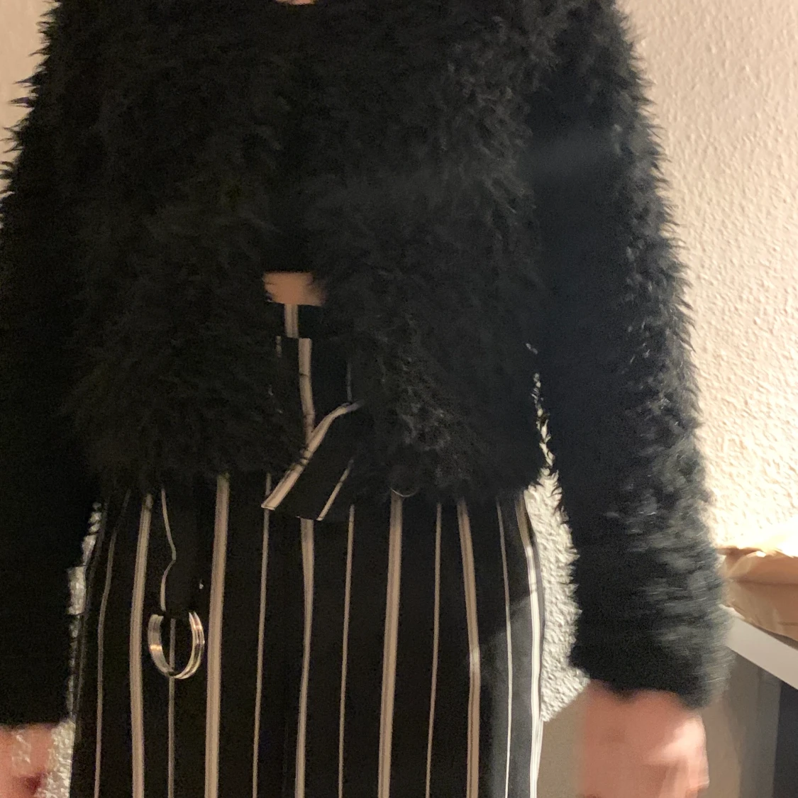 Svart fluffig kofta - 90