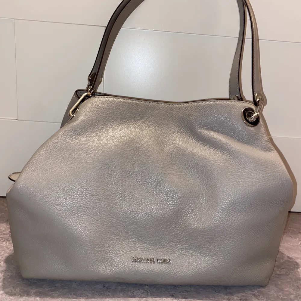 Raven från Michael Kors i Pearl Grey. Köptes för 3500kr i februari 2021, endast använd en gång. Köpare står för ev. frakt. Dustbag och ”häfte” finns. . Väskor.