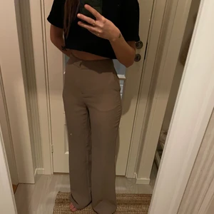 Kostymbyxor  - Beställt dessa från nelly och är super snygga, ÄLSKAR beige färgen!!! Tyvärr är dom för långa för mig :( så därför säljer jag dom vidare🦉🦉🦉skriv för fler bilder puss