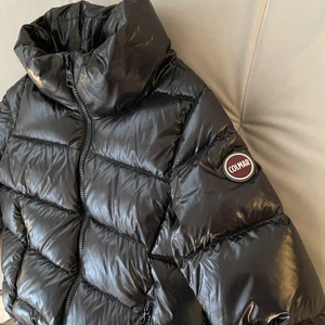 Colmar dunjacka - Säljer då jag endast använt den två gånger, köpt för en månad sedan. Storlek XS. Inget fel på den. Köpt för 5499kr