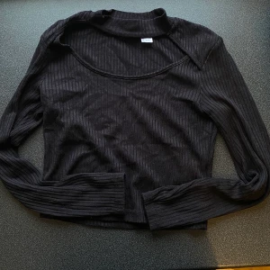 Svart topp med choker - Snygg svart croppad topp! I fint och helt skick. Kan också skickas med frimärken. 