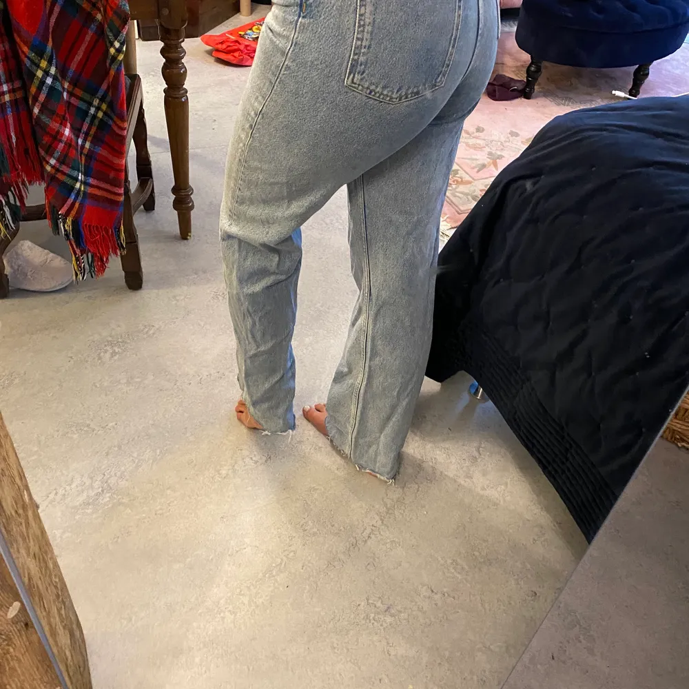 Zara jeans, använda dom bara 2 gånger. Dom är väldigt bekväma och sitter skönt på, även väldigt långa i modellen. Jag är själv 171 och har långa ben och dom går hela vägen ner till marken på mig. Nypris är ca 500. Jeans & Byxor.