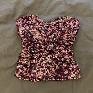 Zara paljett topp - En oanvänd zara paljett topp med prislapp i strl XS men passar även en större S. Helt slutsåld och kan fraktas redan idag så det hinner fram till nyår, men även mötas upp i Malmö / Lund. Kan fraktas idag om den köpa för köp direkt pris : 500kr annars budgivning ❤️
