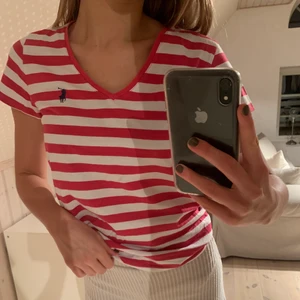 Polo t-shit - Säljer min randiga polo t-shirt. Köparen står för frakt.💖