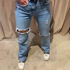Säljer så snygga mid waisted jeans från pull and bear 