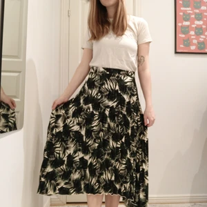 Lindex asymmetrical skirt, leaf pattern  - Longer on the sides. 100% polyester. 
