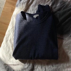 Stickad tröja - Jättefin blå stickad tröja!! Så fin blå färg. Lite nopprig men i väldigt bra skick annars. Skriv om du har några frågor eller funderingar. Storlek M men passar xs - m beroende på hur man vill att den ska sitta.