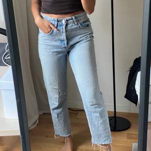 Snygga högmidjade mom jeans från Zara i strl 38 (jag brukar ha 36-38 i jeans och är 164 cm). Köpta för 399kr, mitt pris: 100kr. Använda men i väldigt bra skick! Köparen står för frakt. 