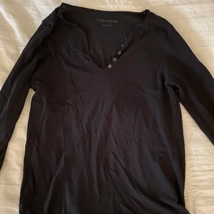 Zadig Voltaire tröja - Cool Zadig tröja med tryck på ryggen. Använd 2-3 gånger så nästan nyskick!! 