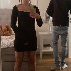 Klänning  - Säljer nu denna fina svarta ribbade klänningen som sitter fint tajt mot kroppen hör av dej vid frågor eller annat ❤️