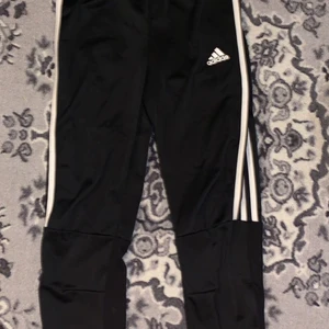 Adidas Byxor - Svarta adidias byxor, använda fåtal gånger