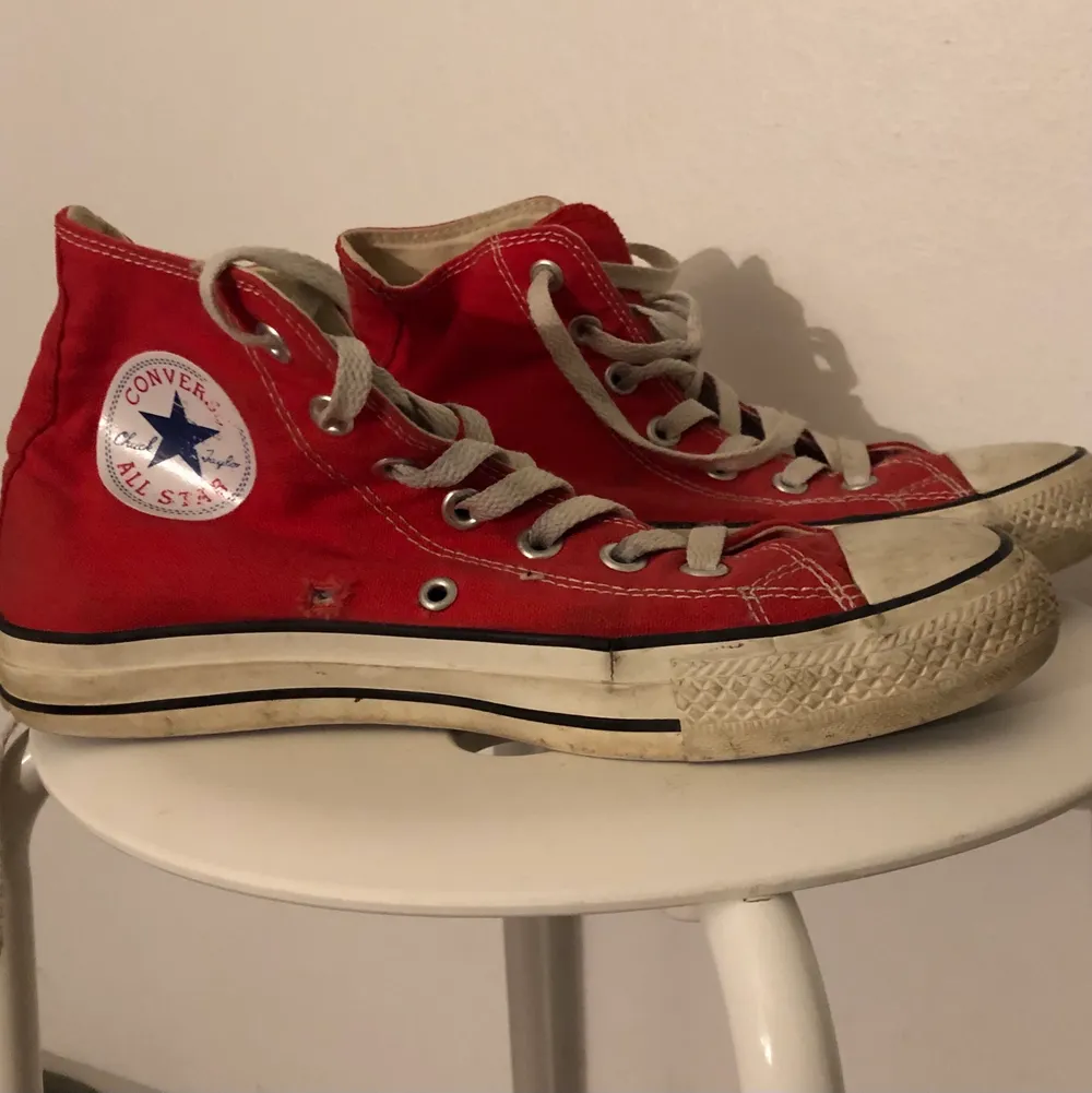 Väl använda röda converse i storlek 38. Ena skon saknar metallringen runt hålet. Kan mötas upp men annars står köparen för frakten(du väljer frakt alternativ) Betalas med Swish eller kontanter. . Skor.