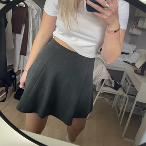 Grå kjol - Perfekt grå bas kjol som inte kommer till användning! Är 171 som refenrens på längd! 